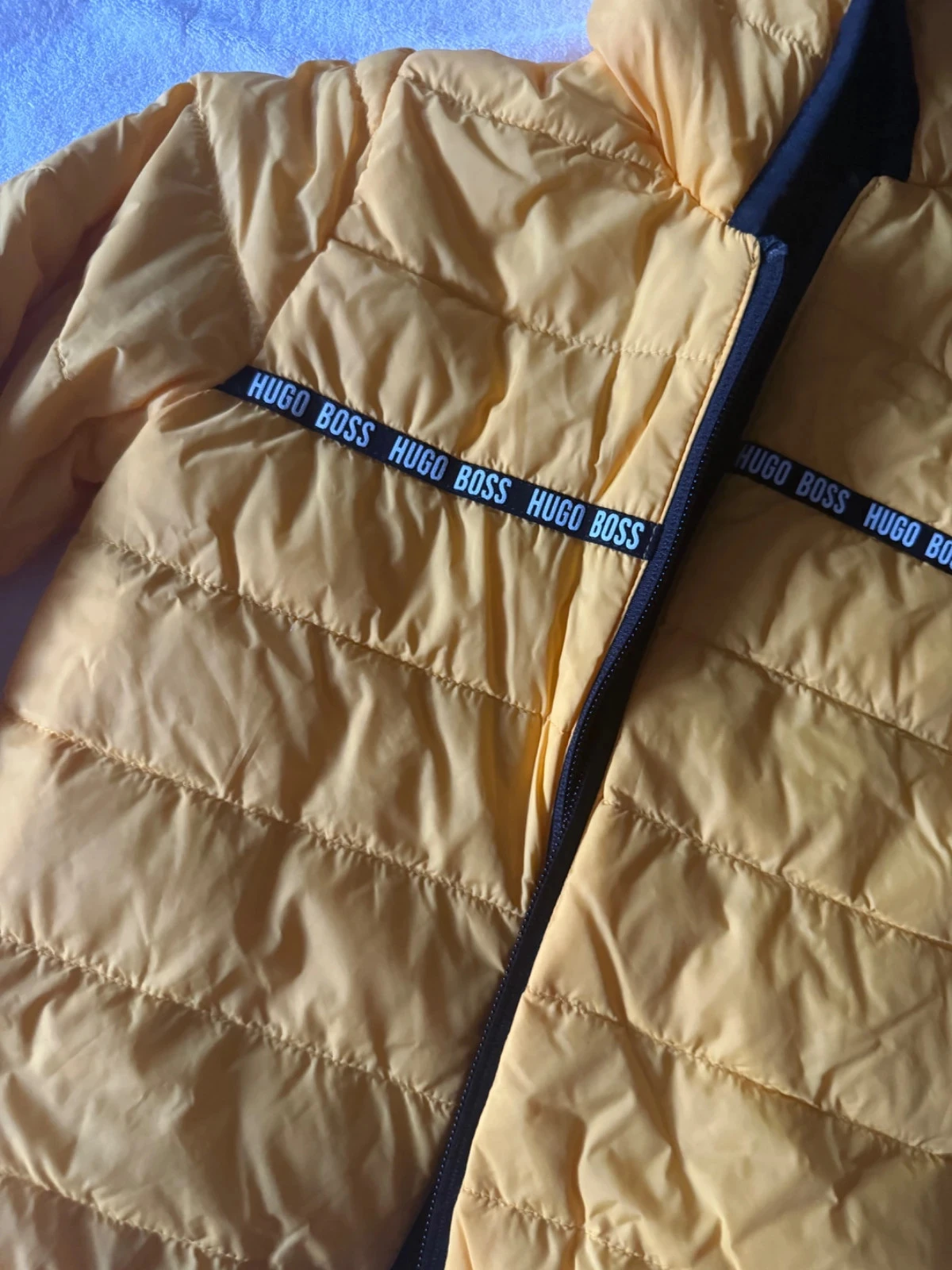 Doudoune réversible Hugo Boss jaune et noir 4 ans Novo com etiqueta – photo 3